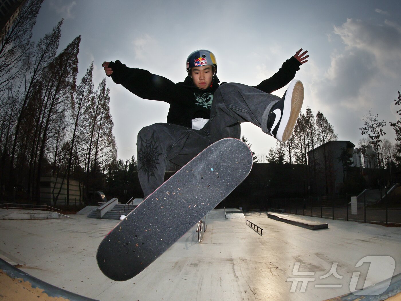 본문 이미지 - 대한민국 스케이트보드 국가대표 강준이가 서울 동작구 보라매공원에서 기술을 선보이고 있다. 2026.1.1/뉴스1 ⓒ News1 황기선 기자