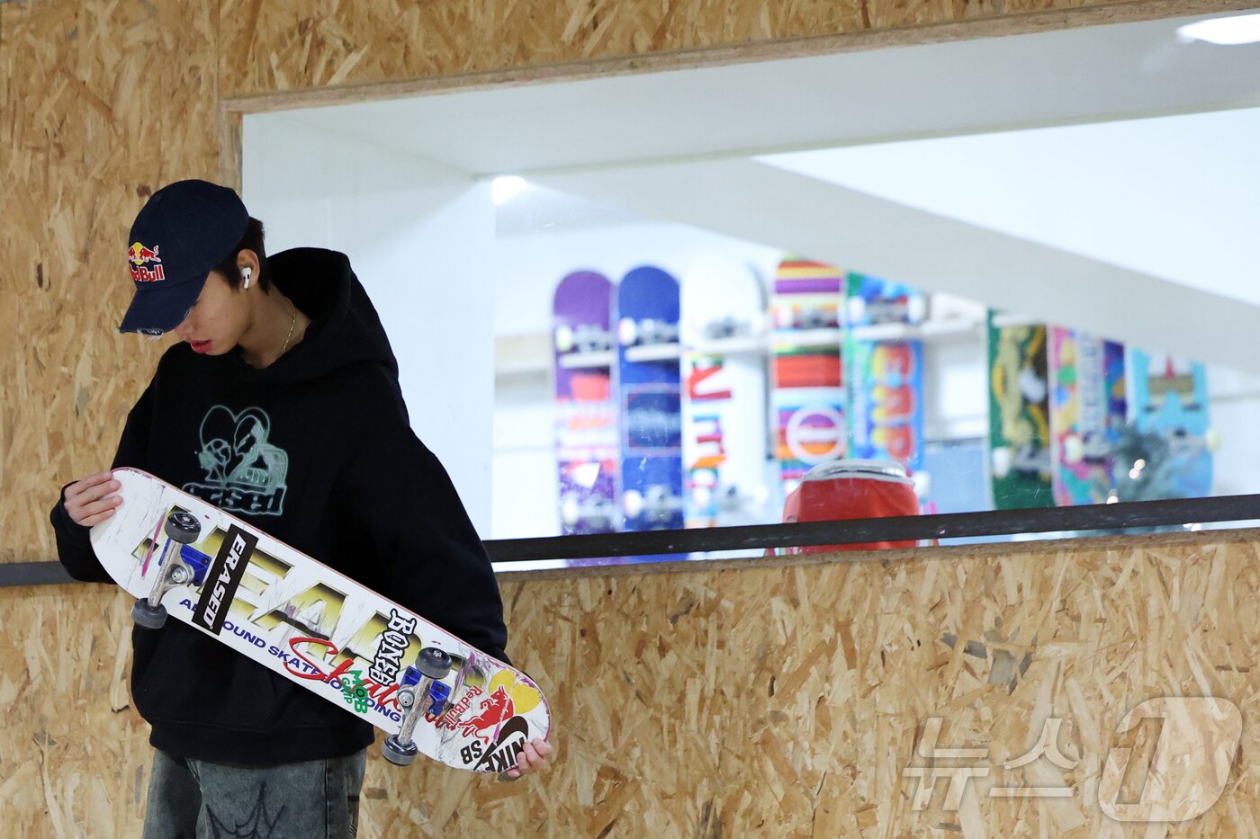 본문 이미지 - 대한민국 스케이트보드 국가대표 강준이가 인천 부평구 케이팔팔스케이트보드클럽(K88 SKATE CLUB)에서 보드를 바라보고 있다. 2026.1.1/뉴스1 ⓒ News1 황기선 기자