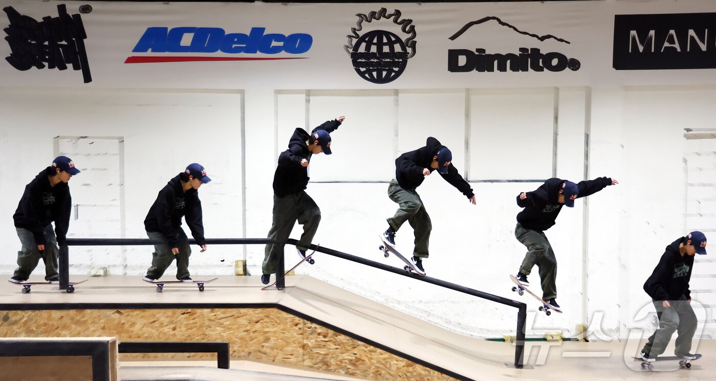 본문 이미지 - 대한민국 스케이트보드 국가대표 강준이가 인천 부평구 케이팔팔스케이트보드클럽(K88 SKATE CLUB)에서 훈련을 하고 있다. (다중노출 촬영) 2026.1.1/뉴스1 ⓒ News1 황기선 기자