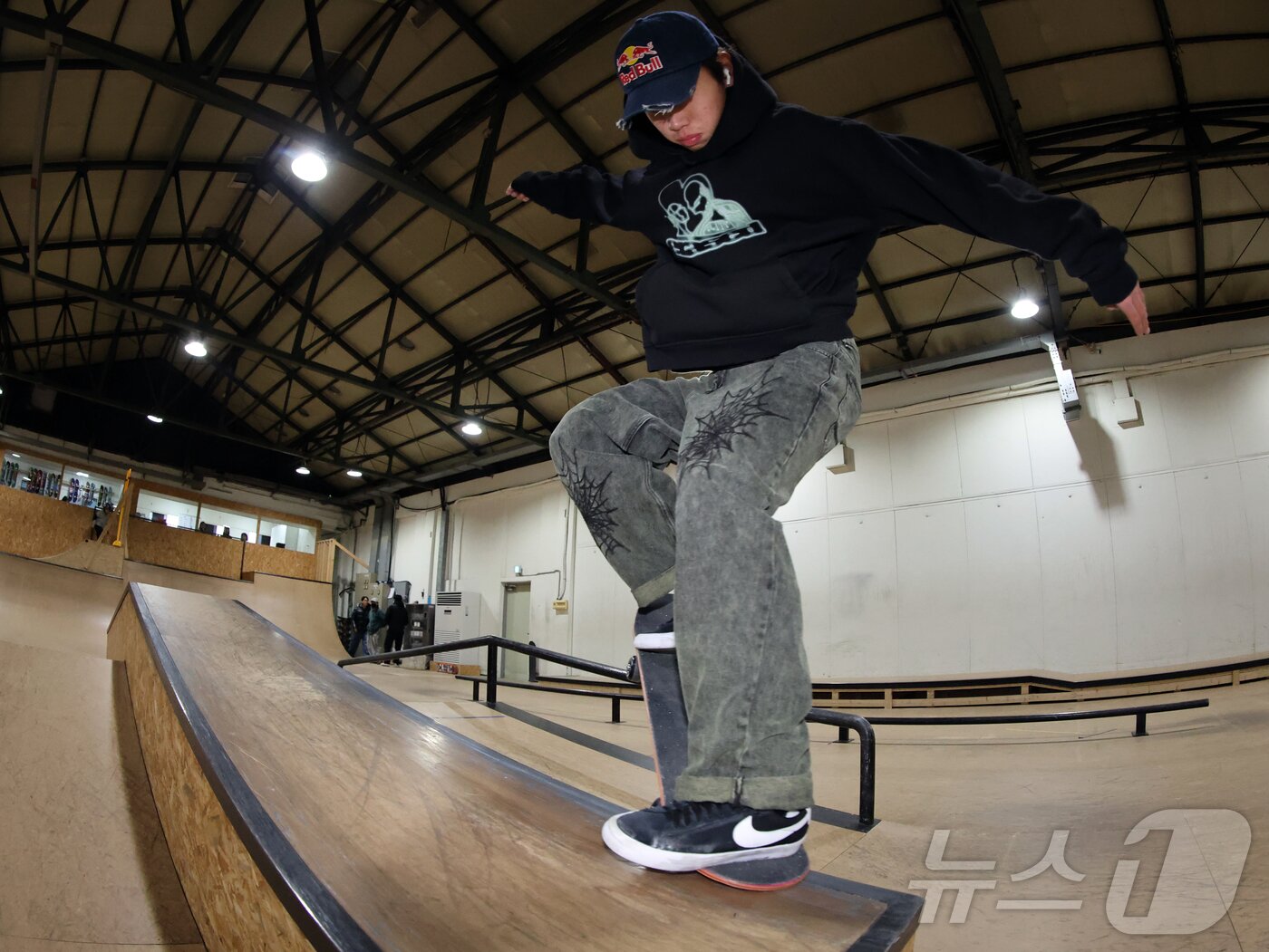 본문 이미지 - 대한민국 스케이트보드 국가대표 강준이가 인천 부평구 케이팔팔스케이트보드클럽(K88 SKATE CLUB)에서 훈련을 하고 있다. 2026.1.1/뉴스1 ⓒ News1 황기선 기자