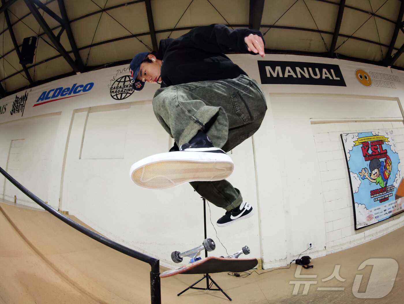 본문 이미지 - 대한민국 스케이트보드 국가대표 강준이가 인천 부평구 케이팔팔스케이트보드클럽(K88 SKATE CLUB)에서 훈련을 하고 있다. 2026.1.1/뉴스1 ⓒ News1 황기선 기자