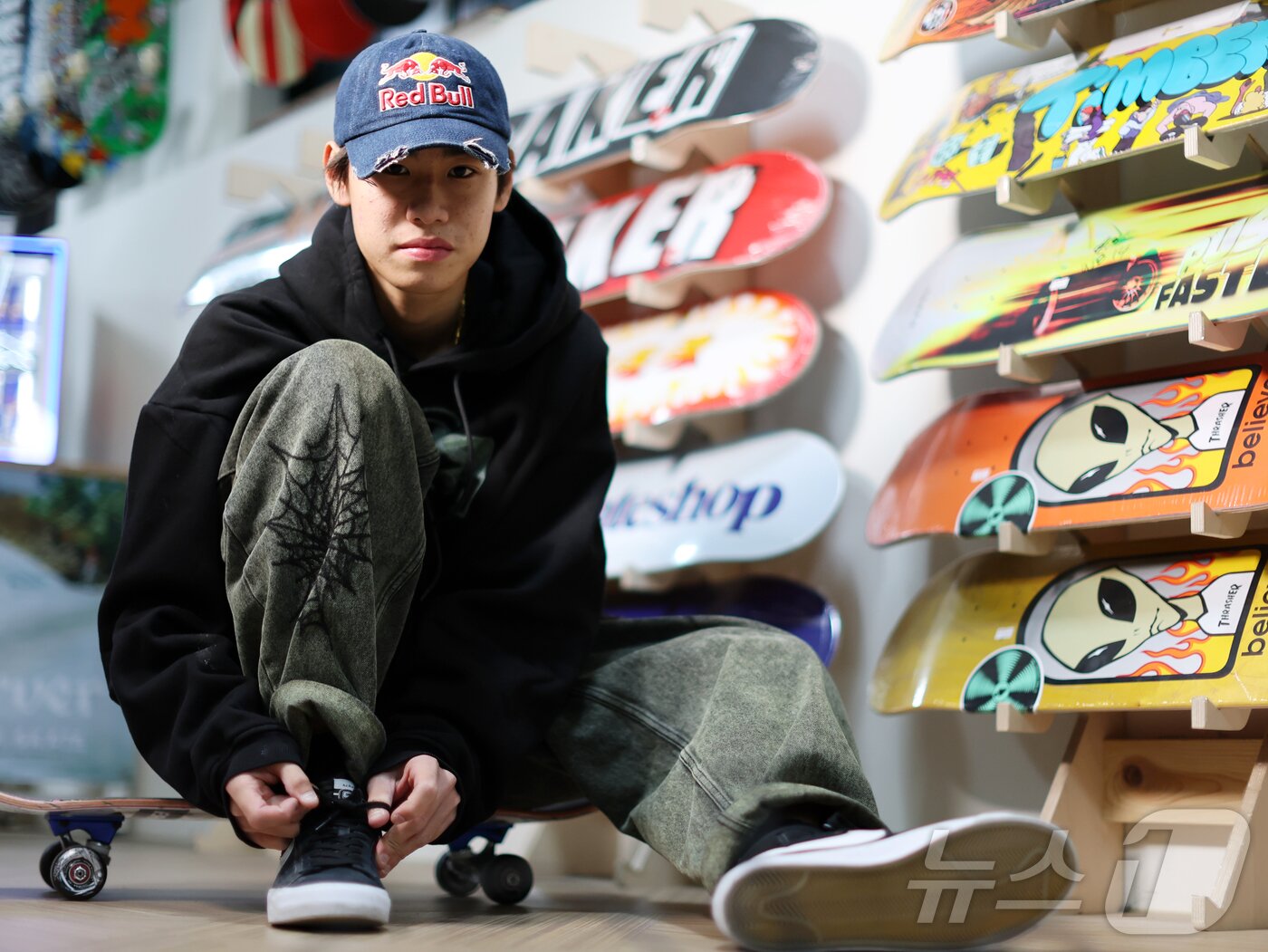본문 이미지 - 대한민국 스케이트보드 국가대표 강준이가 인천 부평구 케이팔팔스케이트보드클럽(K88 SKATE CLUB)에서 신발끈을 묶고 있다. 2026.1.1/뉴스1