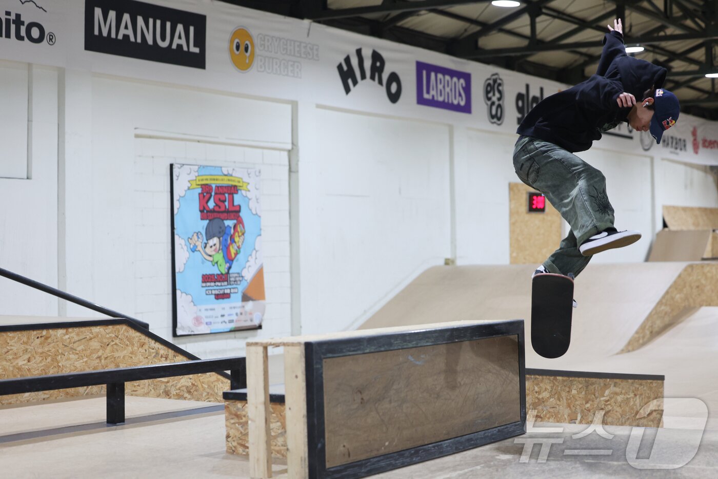 본문 이미지 - 대한민국 스케이트보드 국가대표 강준이가 인천 부평구 케이팔팔스케이트보드클럽(K88 SKATE CLUB)에서 훈련을 하고 있다. 2026.1.1/뉴스1 ⓒ News1 황기선 기자