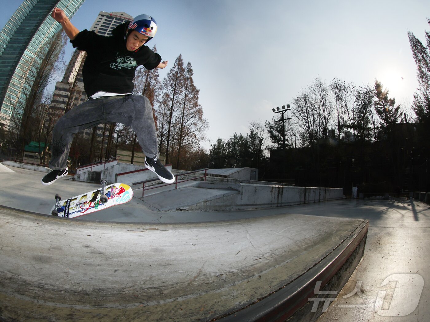 본문 이미지 - 대한민국 스케이트보드 국가대표 강준이가 서울 동작구 보라매공원에서 기술을 선보이고 있다. 2026.1.1/뉴스1 ⓒ News1 황기선 기자