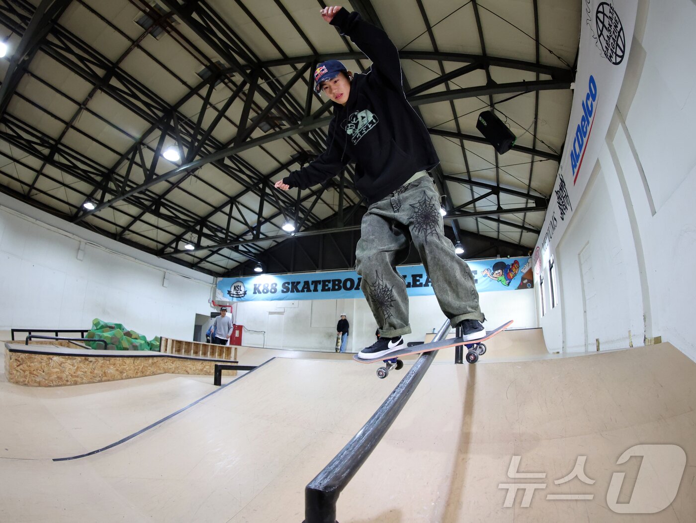 본문 이미지 - 대한민국 스케이트보드 국가대표 강준이가 인천 부평구 케이팔팔스케이트보드클럽(K88 SKATE CLUB)에서 훈련을 하고 있다. 2026.1.1/뉴스1 ⓒ News1 황기선 기자