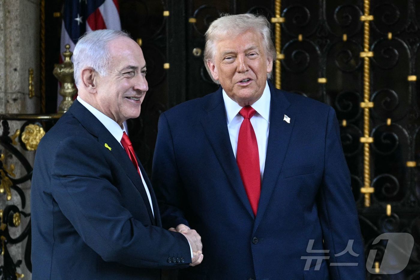 (팜비치 AFP=뉴스1) 김경민 기자 = 도널드 트럼프 미국 대통령이 29일(현지시간) 플로리다주 마러라고 리조트에 도착한 베냐민 네타냐후 이스라엘 총리를 맞이하고 있다. 2025 …