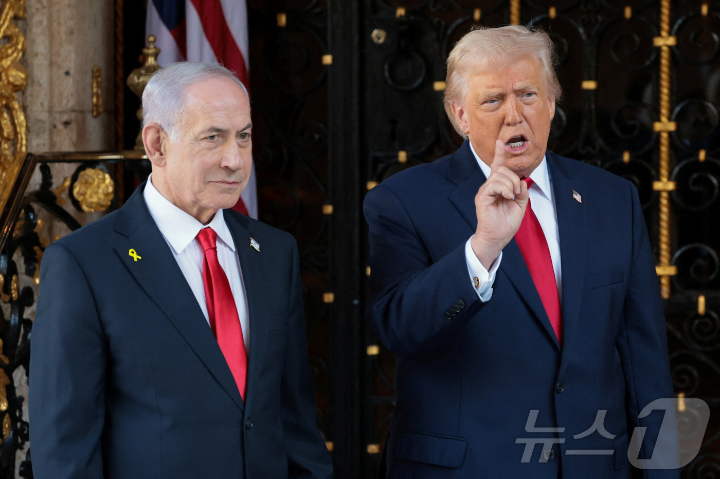 (팜비치 로이터=뉴스1) 김경민 기자 = 도널드 트럼프 미국 대통령이 29일(현지시간) 플로리다주 마러라고 리조트에서 베냐민 네타냐후 이스라엘 총리와 함께 취재진에게 말하고 있다. …