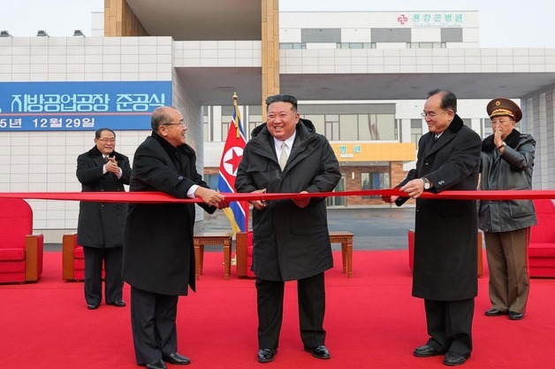 北 김정은, 용강군 병원·공장 준공식 참석…"올해 계획 성과적 완결"