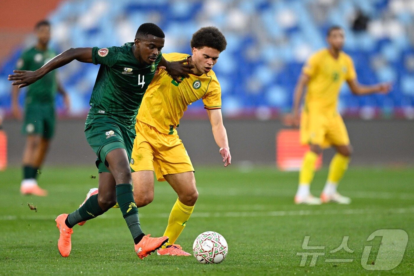 본문 이미지 - 남아프리카공화국(녹색 유니폼)이 30일(한국시간) 짐바브웨를 3-2로 꺾고 2025 아프리카 네이션스컵 16강에 진출했다. ⓒ AFP=뉴스1