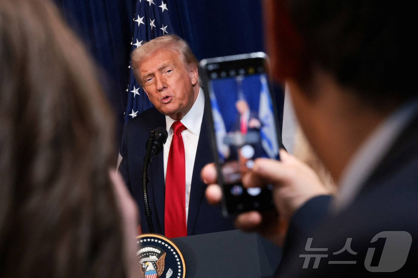 (팜비치 로이터=뉴스1) 김경민 기자 = 도널드 트럼프 미국 대통령이 29일(현지시간) 플로리다주 마러라고 리조트에서 베냐민 네타냐후 이스라엘 총리와 회담한 후 공동 기자회견을 하 …