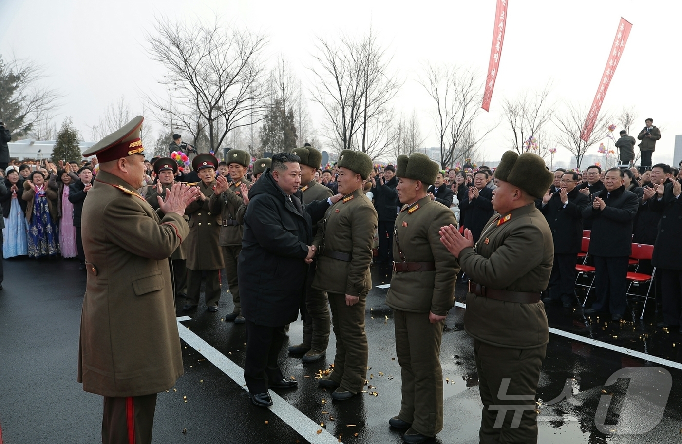 (평양 노동신문=뉴스1) = 노동당 기관지 노동신문은 30일 "29일 남포시 용강군 병원·지방공업공장 준공식이 2025년도 준공의 계절 마감을 장식하며 성대히 진행되었다"고 보도했 …