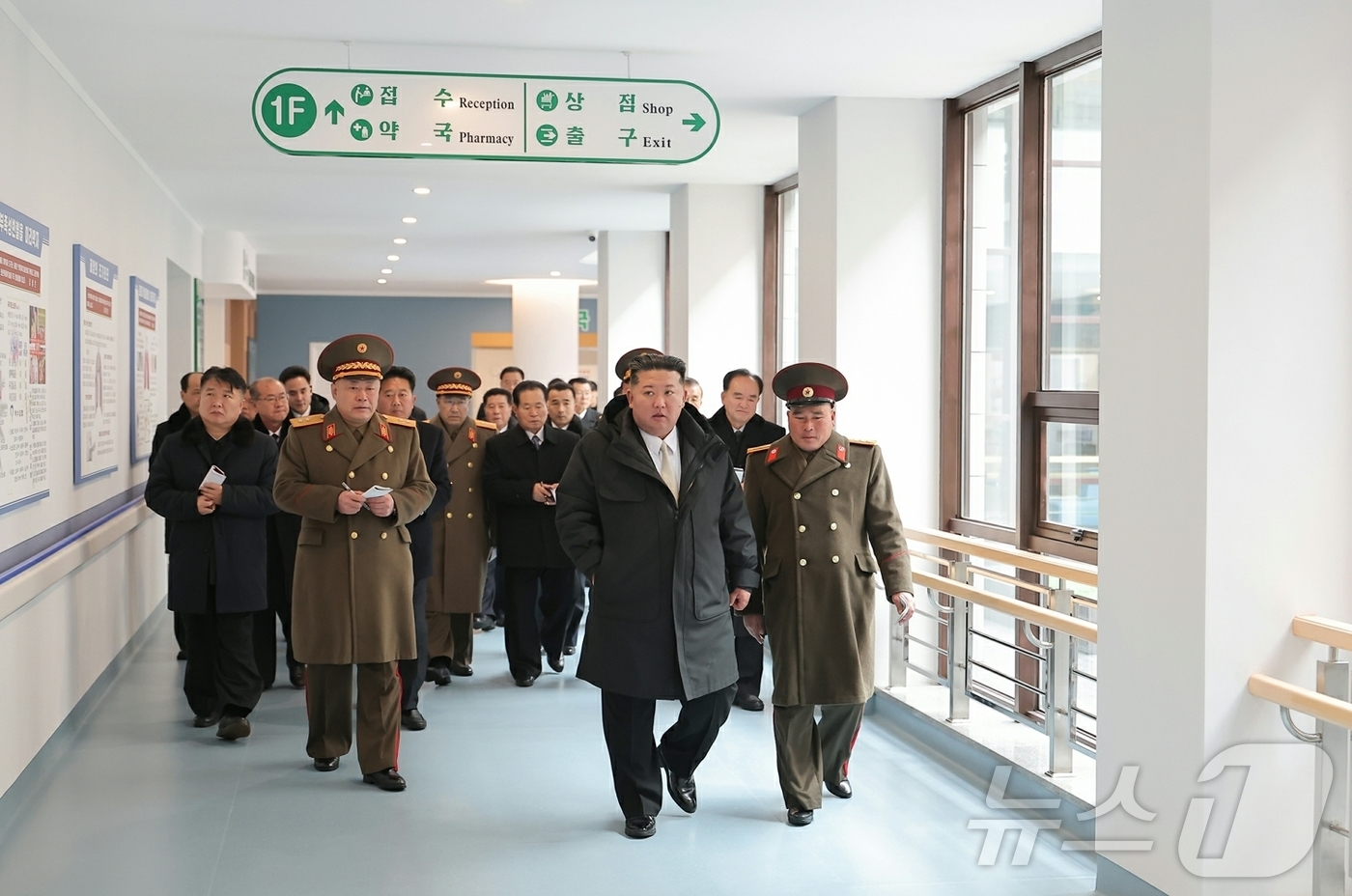 (평양 노동신문=뉴스1) = 노동당 기관지 노동신문은 30일 "29일 남포시 용강군 병원·지방공업공장 준공식이 2025년도 준공의 계절 마감을 장식하며 성대히 진행되었다"고 보도했 …