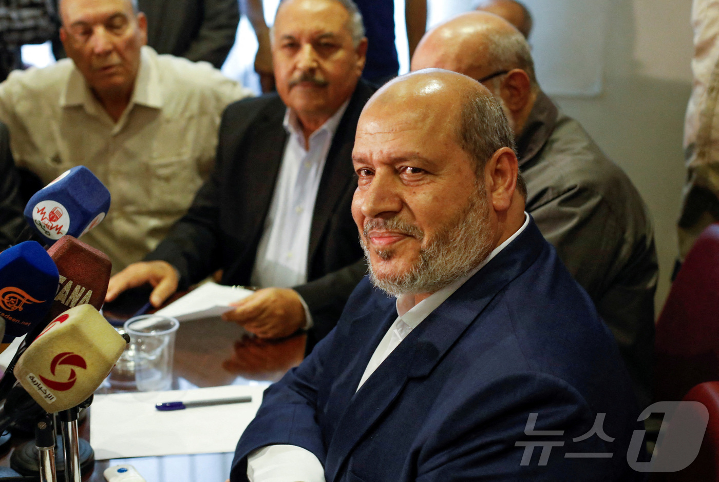 (로이터=뉴스1) 윤다정 기자 = 하마스 정치국 위원 칼릴 알하야가 2022년 10월 19일(현지시간) 시리아 다마스쿠스에서 열린 기자회견에 참석하고 있다. 2022.10.19.ⓒ …