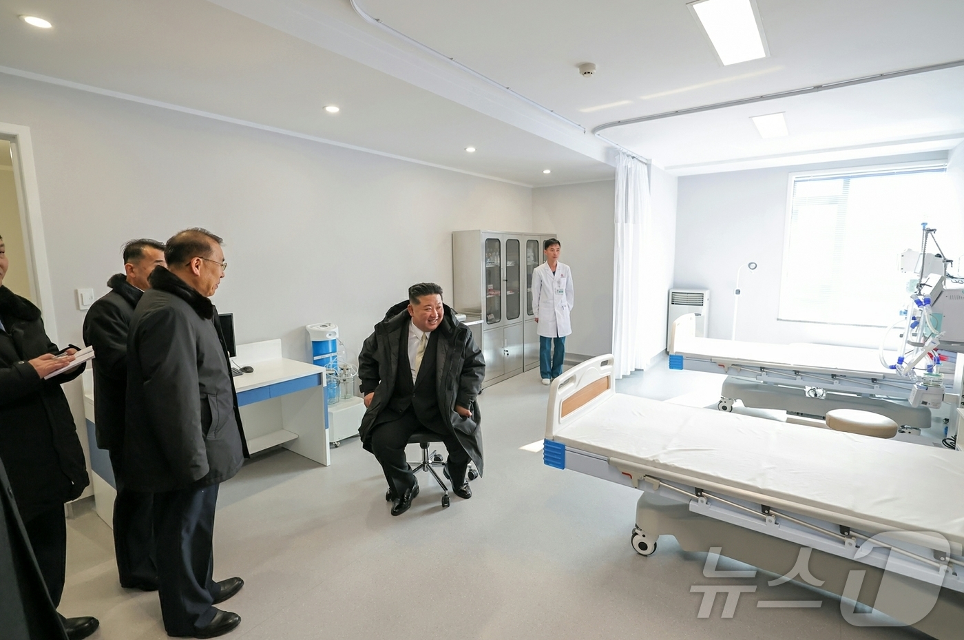 (평양 노동신문=뉴스1) = 노동당 기관지 노동신문은 30일 "29일 남포시 용강군 병원·지방공업공장 준공식이 2025년도 준공의 계절 마감을 장식하며 성대히 진행되었다"고 보도했 …