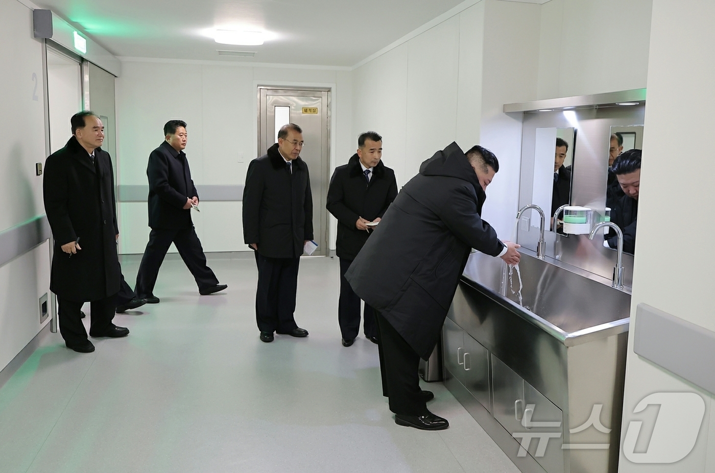 (평양 노동신문=뉴스1) = 노동당 기관지 노동신문은 30일 "29일 남포시 용강군 병원·지방공업공장 준공식이 2025년도 준공의 계절 마감을 장식하며 성대히 진행되었다"고 보도했 …