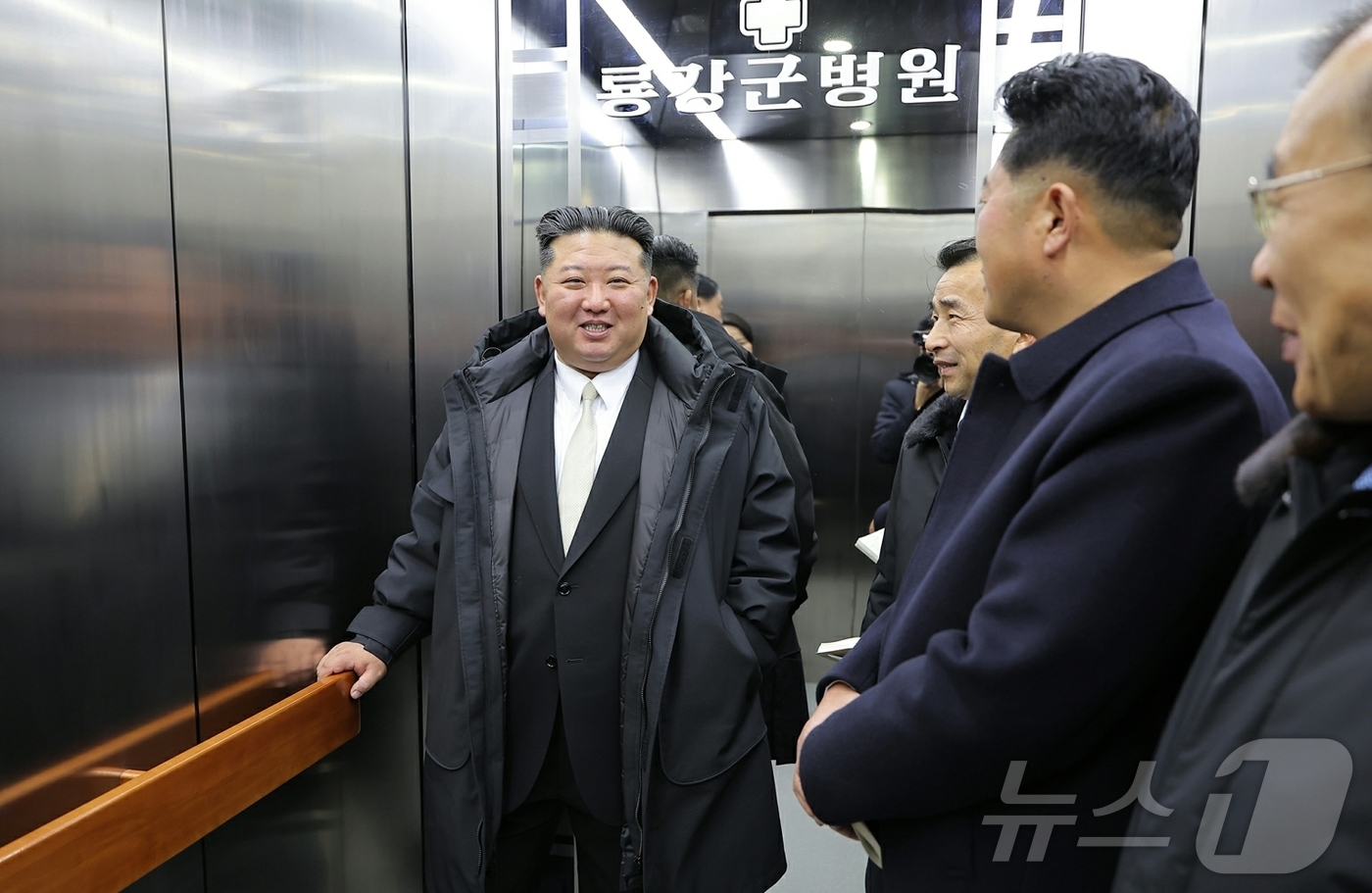 (평양 노동신문=뉴스1) = 노동당 기관지 노동신문은 30일 "29일 남포시 용강군 병원·지방공업공장 준공식이 2025년도 준공의 계절 마감을 장식하며 성대히 진행되었다"고 보도했 …