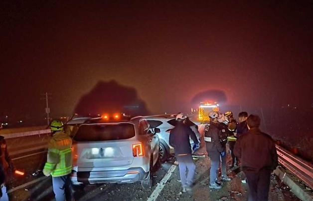 횡성 영동고속도로서 3중 추돌…3명 중·경상