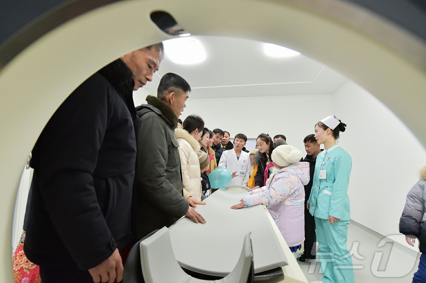 (평양 노동신문=뉴스1) = 노동당 기관지 노동신문은 30일 "29일 남포시 용강군 병원·지방공업공장 준공식이 2025년도 준공의 계절 마감을 장식하며 성대히 진행되었다"고 보도했 …