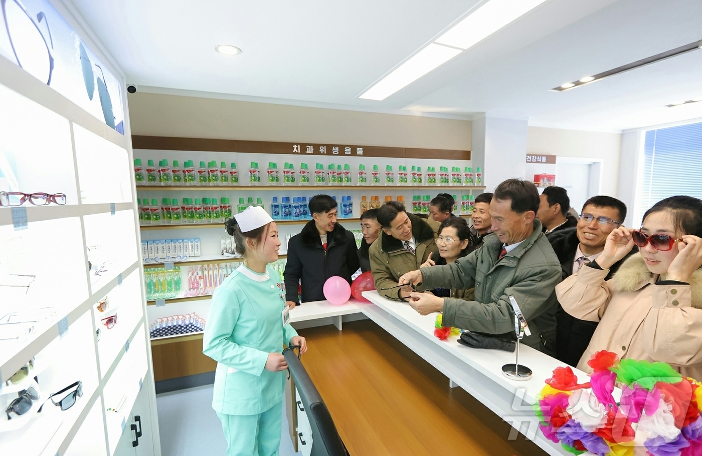 (평양 노동신문=뉴스1) = 노동당 기관지 노동신문은 30일 "29일 남포시 용강군 병원·지방공업공장 준공식이 2025년도 준공의 계절 마감을 장식하며 성대히 진행되었다"고 보도했 …