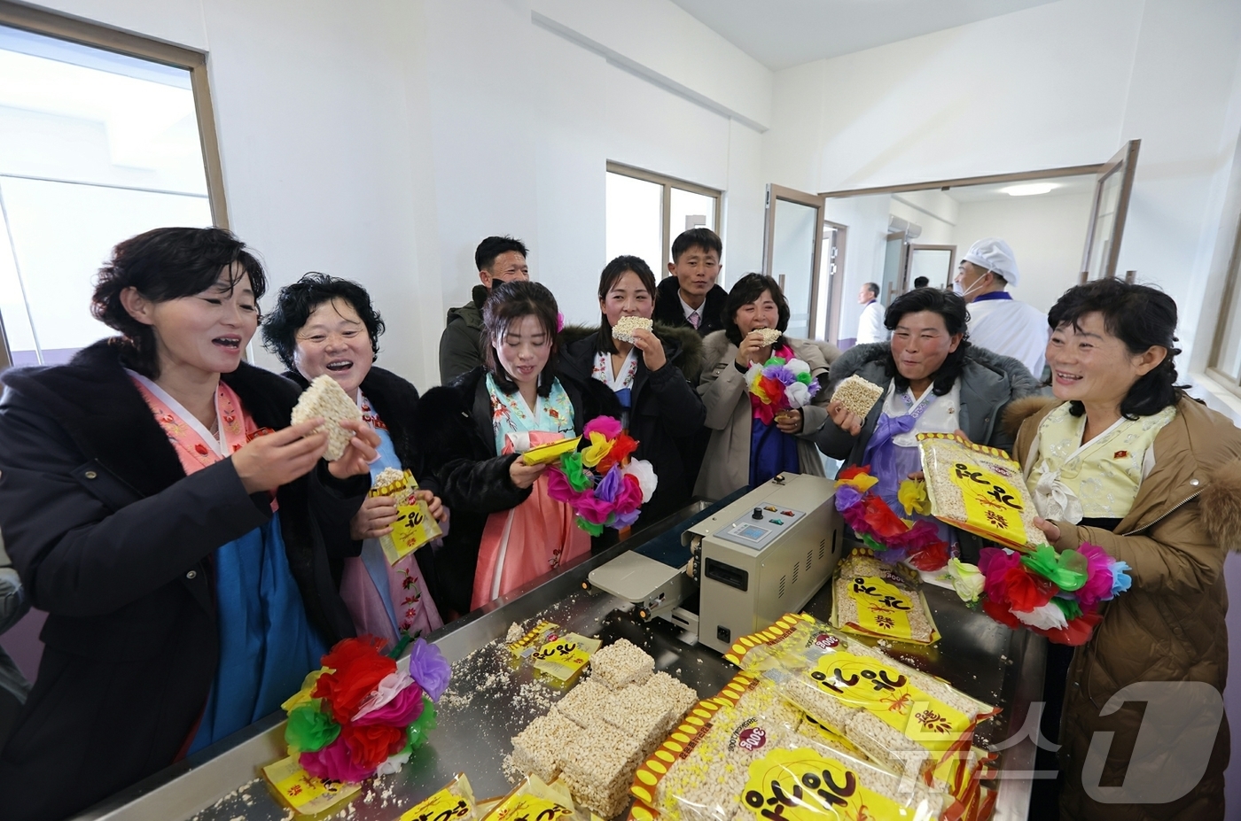 (평양 노동신문=뉴스1) = 노동당 기관지 노동신문은 30일 "29일 남포시 용강군 병원·지방공업공장 준공식이 2025년도 준공의 계절 마감을 장식하며 성대히 진행되었다"고 보도했 …