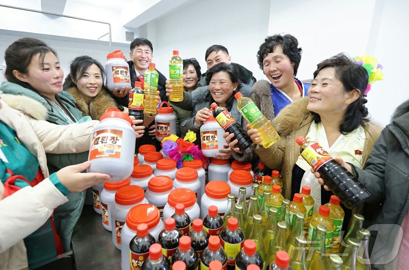 (평양 노동신문=뉴스1) = 노동당 기관지 노동신문은 30일 "29일 남포시 용강군 병원·지방공업공장 준공식이 2025년도 준공의 계절 마감을 장식하며 성대히 진행되었다"고 보도했 …