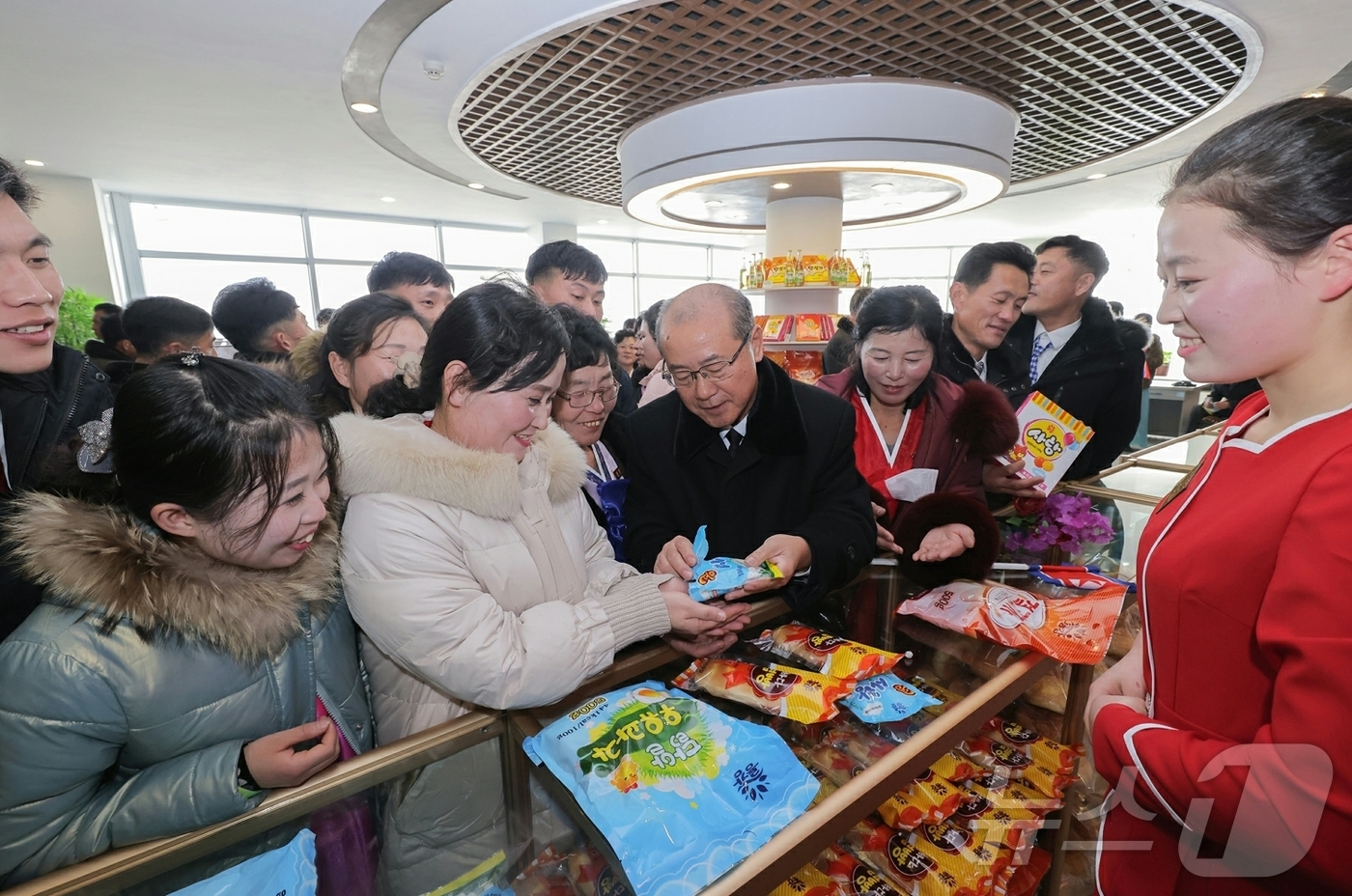 (평양 노동신문=뉴스1) = 노동당 기관지 노동신문은 30일 "29일 남포시 용강군 병원·지방공업공장 준공식이 2025년도 준공의 계절 마감을 장식하며 성대히 진행되었다"고 보도했 …