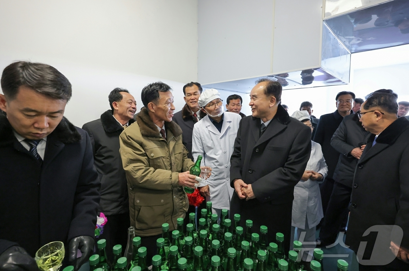 (평양 노동신문=뉴스1) = 노동당 기관지 노동신문은 30일 "29일 남포시 용강군 병원·지방공업공장 준공식이 2025년도 준공의 계절 마감을 장식하며 성대히 진행되었다"고 보도했 …