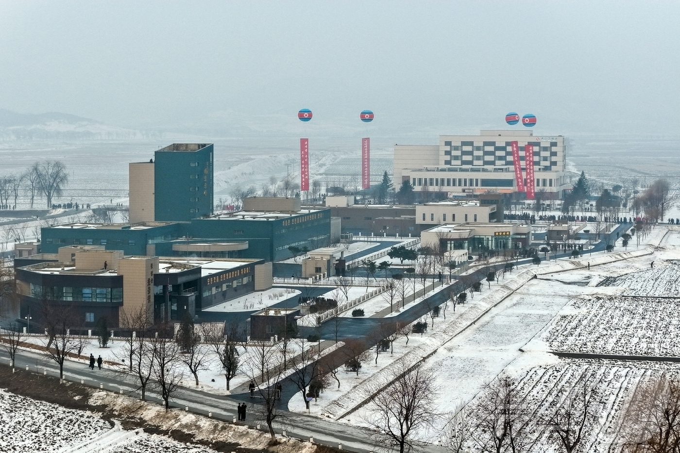 (평양 노동신문=뉴스1) = 노동당 기관지 노동신문은 30일 "29일 남포시 용강군 병원·지방공업공장 준공식이 2025년도 준공의 계절 마감을 장식하며 성대히 진행되었다"고 보도했 …