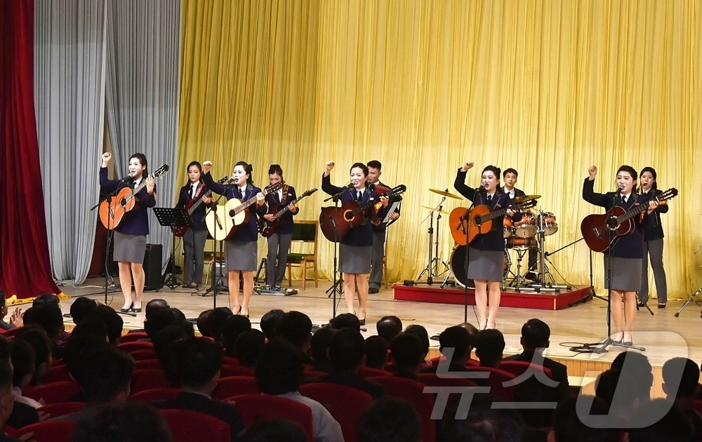 (평양 노동신문=뉴스1) = 북한 노동당 기관지 노동신문은 30일 "경애하는 김정은 동지를 조선민주주의인민공화국무력 최고사령관으로 높이 모신 14돐(주년) 경축 농근맹중앙예술선전대 …