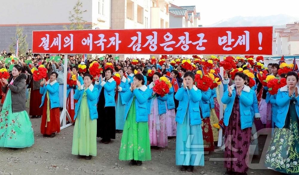 (평양 노동신문=뉴스1) = 북한 노동당 기관지 노동신문은 30일 "자강도 강계시 공귀남새농장과 위원군 개원농장에서 살림집입사모임이 진행되였다"고 보도했다. [국내에서만 사용가능. …