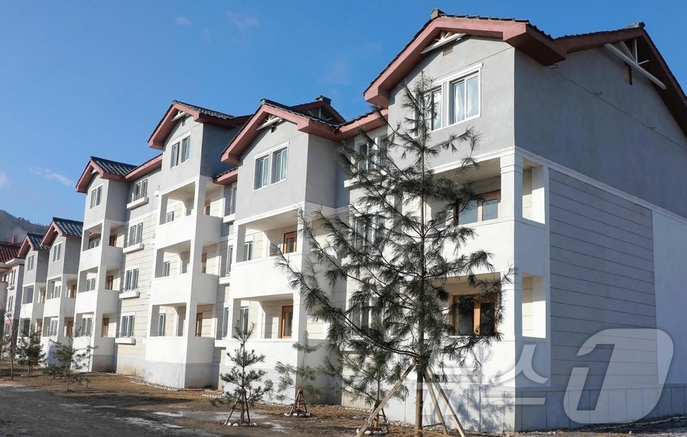 (평양 노동신문=뉴스1) = 북한 노동당 기관지 노동신문은 30일 "자강도 강계시 공귀남새농장과 위원군 개원농장에서 살림집입사모임이 진행되였다"고 보도했다. [국내에서만 사용가능. …