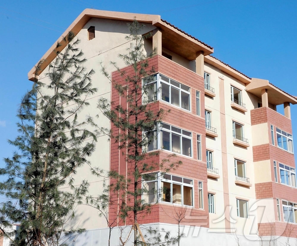 (평양 노동신문=뉴스1) = 북한 노동당 기관지 노동신문은 30일 "자강도 강계시 공귀남새농장과 위원군 개원농장에서 살림집입사모임이 진행되였다"고 보도했다. [국내에서만 사용가능. …