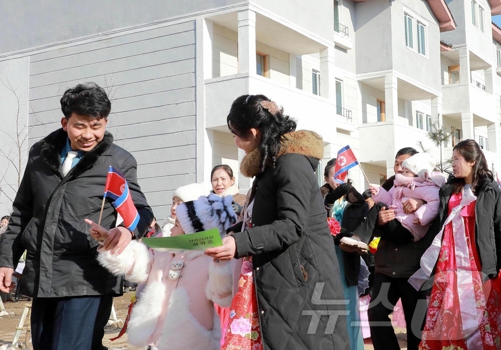 (평양 노동신문=뉴스1) = 북한 노동당 기관지 노동신문은 30일 "자강도 강계시 공귀남새농장과 위원군 개원농장에서 살림집입사모임이 진행되였다"고 보도했다. [국내에서만 사용가능. …