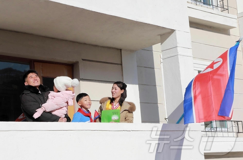 (평양 노동신문=뉴스1) = 북한 노동당 기관지 노동신문은 30일 "자강도 강계시 공귀남새농장과 위원군 개원농장에서 살림집입사모임이 진행되였다"고 보도했다. [국내에서만 사용가능. …