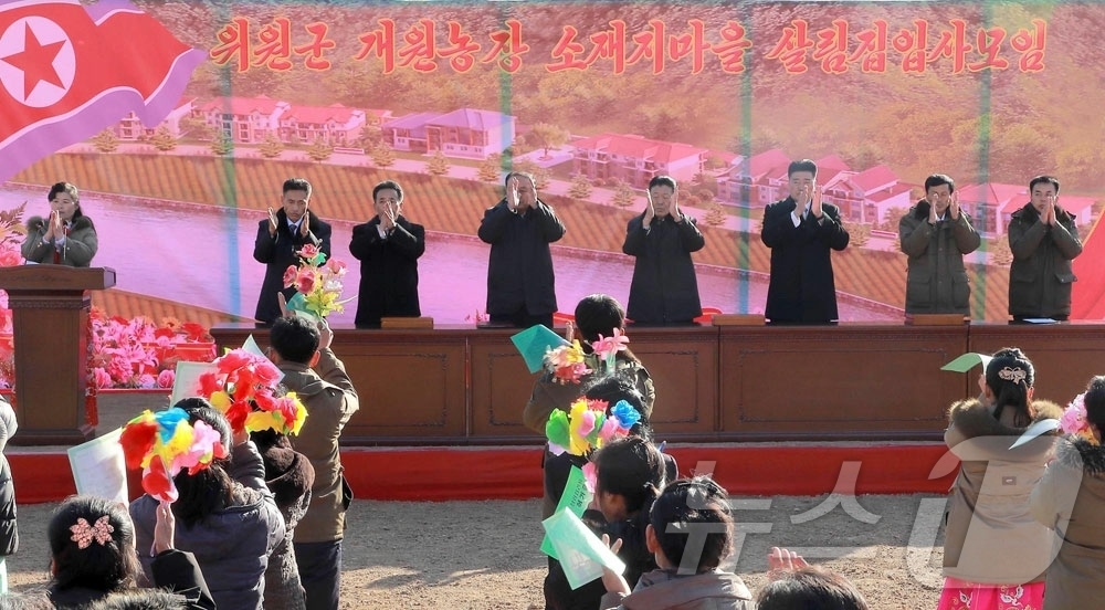 (평양 노동신문=뉴스1) = 북한 노동당 기관지 노동신문은 30일 "자강도 강계시 공귀남새농장과 위원군 개원농장에서 살림집입사모임이 진행되였다"고 보도했다. [국내에서만 사용가능. …