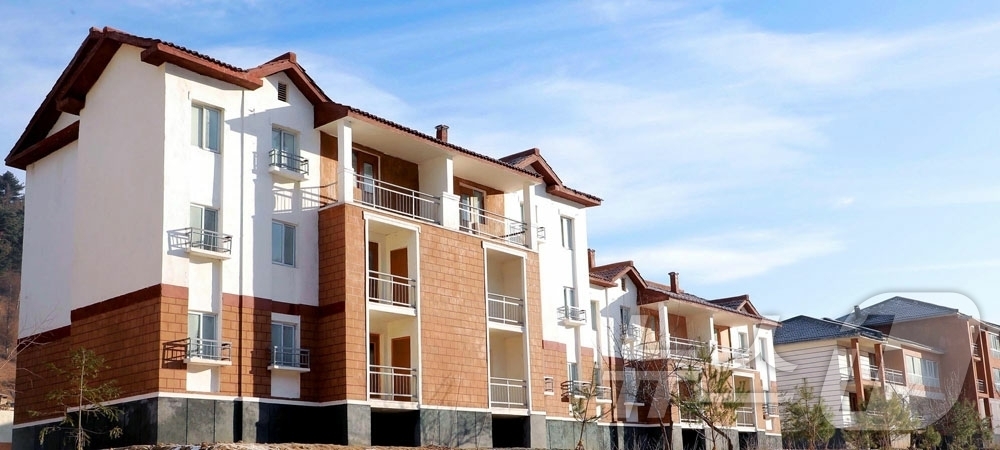 (평양 노동신문=뉴스1) = 북한 노동당 기관지 노동신문은 30일 "자강도 강계시 공귀남새농장과 위원군 개원농장에서 살림집입사모임이 진행되였다"고 보도했다. [국내에서만 사용가능. …