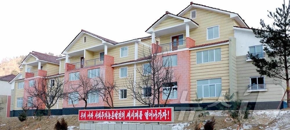 (평양 노동신문=뉴스1) = 북한 노동당 기관지 노동신문은 30일 "자강도 강계시 공귀남새농장과 위원군 개원농장에서 살림집입사모임이 진행되였다"고 보도했다. [국내에서만 사용가능. …