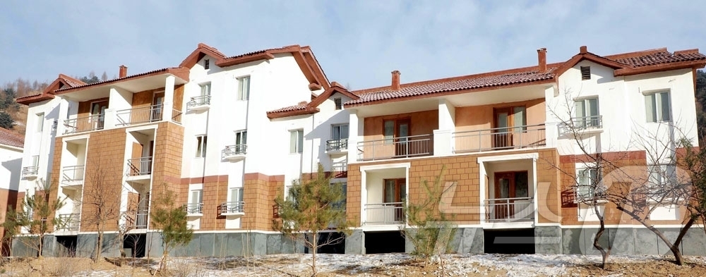 (평양 노동신문=뉴스1) = 북한 노동당 기관지 노동신문은 30일 "자강도 강계시 공귀남새농장과 위원군 개원농장에서 살림집입사모임이 진행되였다"고 보도했다. [국내에서만 사용가능. …