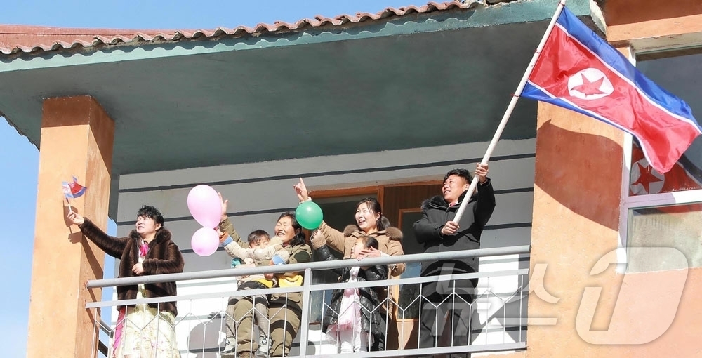 (평양 노동신문=뉴스1) = 북한 노동당 기관지 노동신문은 30일 "자강도 강계시 공귀남새농장과 위원군 개원농장에서 살림집입사모임이 진행되였다"고 보도했다. [국내에서만 사용가능. …