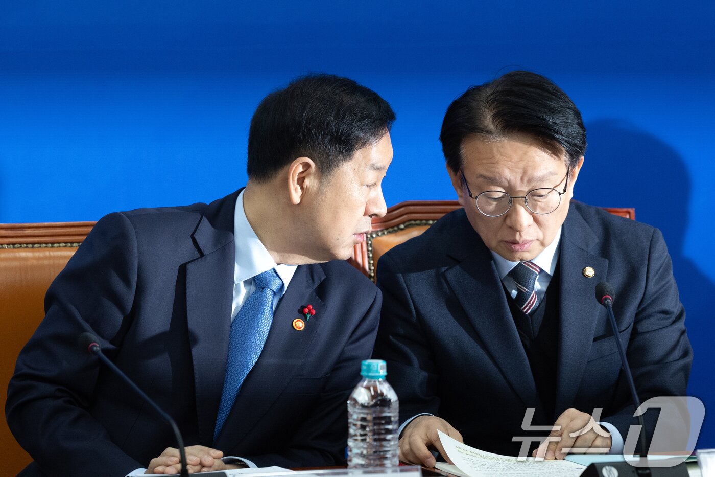 본문 이미지 - 구윤철 경제부총리 겸 기획재정부 장관과 권칠승 경제형벌민사책임 TF 단장이 30일 서울 여의도 국회에서 열린 '경제형벌 민사책임 합리화 제2차 당정협의'에서 대화하고 있다. 2025.12.30/뉴스1 ⓒ News1 이승배 기자