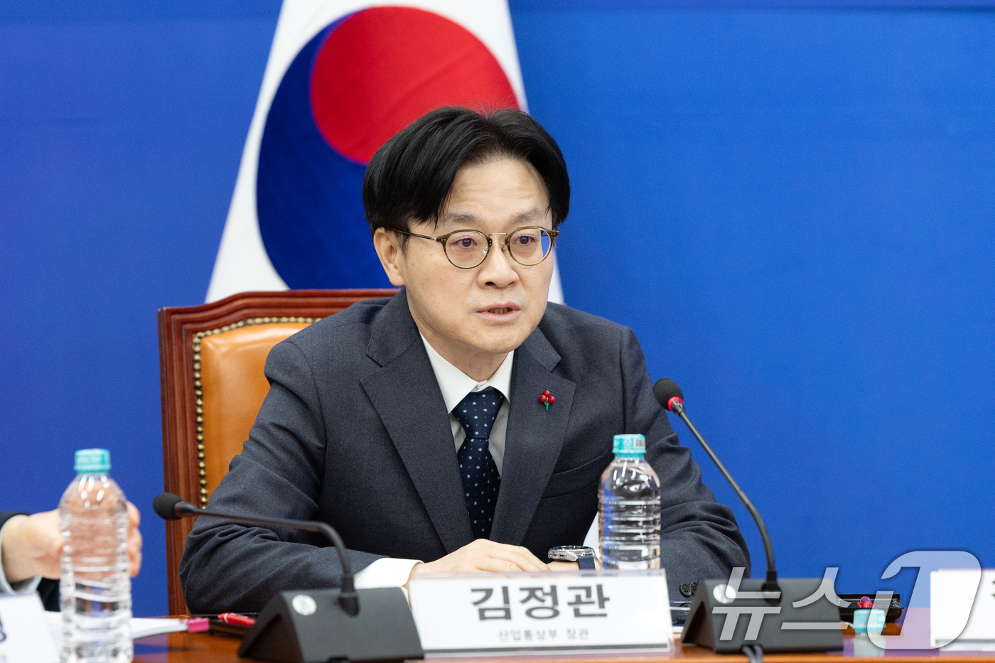 (서울=뉴스1) 이승배 기자 = 김정관 산업통상부 장관이 30일 서울 여의도 국회에서 열린 '경제형벌 민사책임 합리화 제2차 당정협의'에서 모두발언하고 있다. 2025.12.30/ …