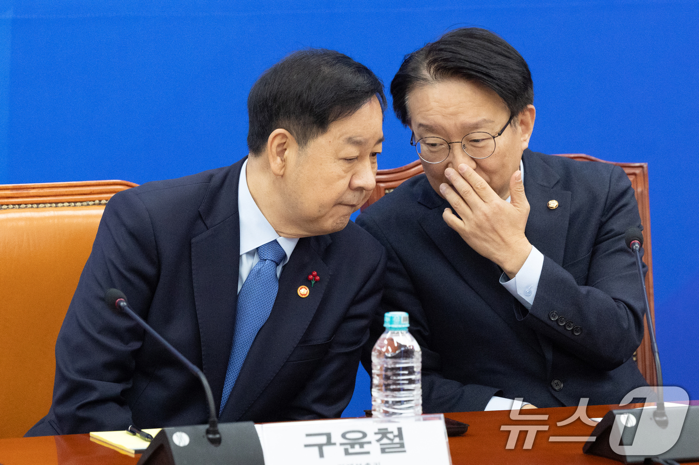 (서울=뉴스1) 이승배 기자 = 구윤철 경제부총리 겸 기획재정부 장관과 권칠승 경제형벌민사책임 TF 단장이 30일 서울 여의도 국회에서 열린 '경제형벌 민사책임 합리화 제2차 당정 …