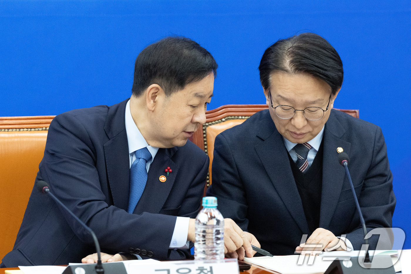 (서울=뉴스1) 이승배 기자 = 구윤철 경제부총리 겸 기획재정부 장관과 권칠승 경제형벌민사책임 TF 단장이 30일 서울 여의도 국회에서 열린 '경제형벌 민사책임 합리화 제2차 당정 …