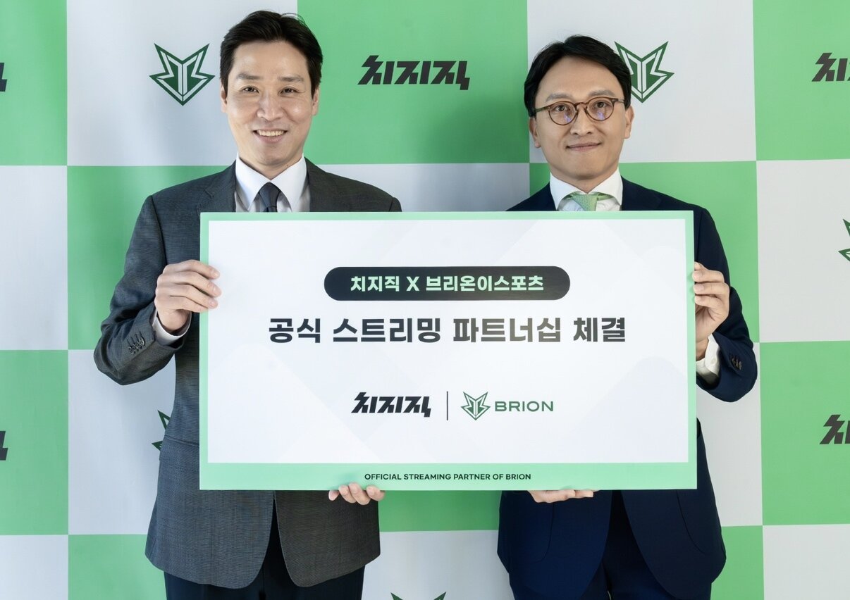 본문 이미지 - 26일 서울 성동구에 위치한 브리온컴퍼니 사옥에서 주건범 네이버 리더(왼쪽), 임우택 브리온컴퍼니 대표이사가 ‘공식 스트리밍 파트너십 체결식’을 진행했다. (네이버 제공)