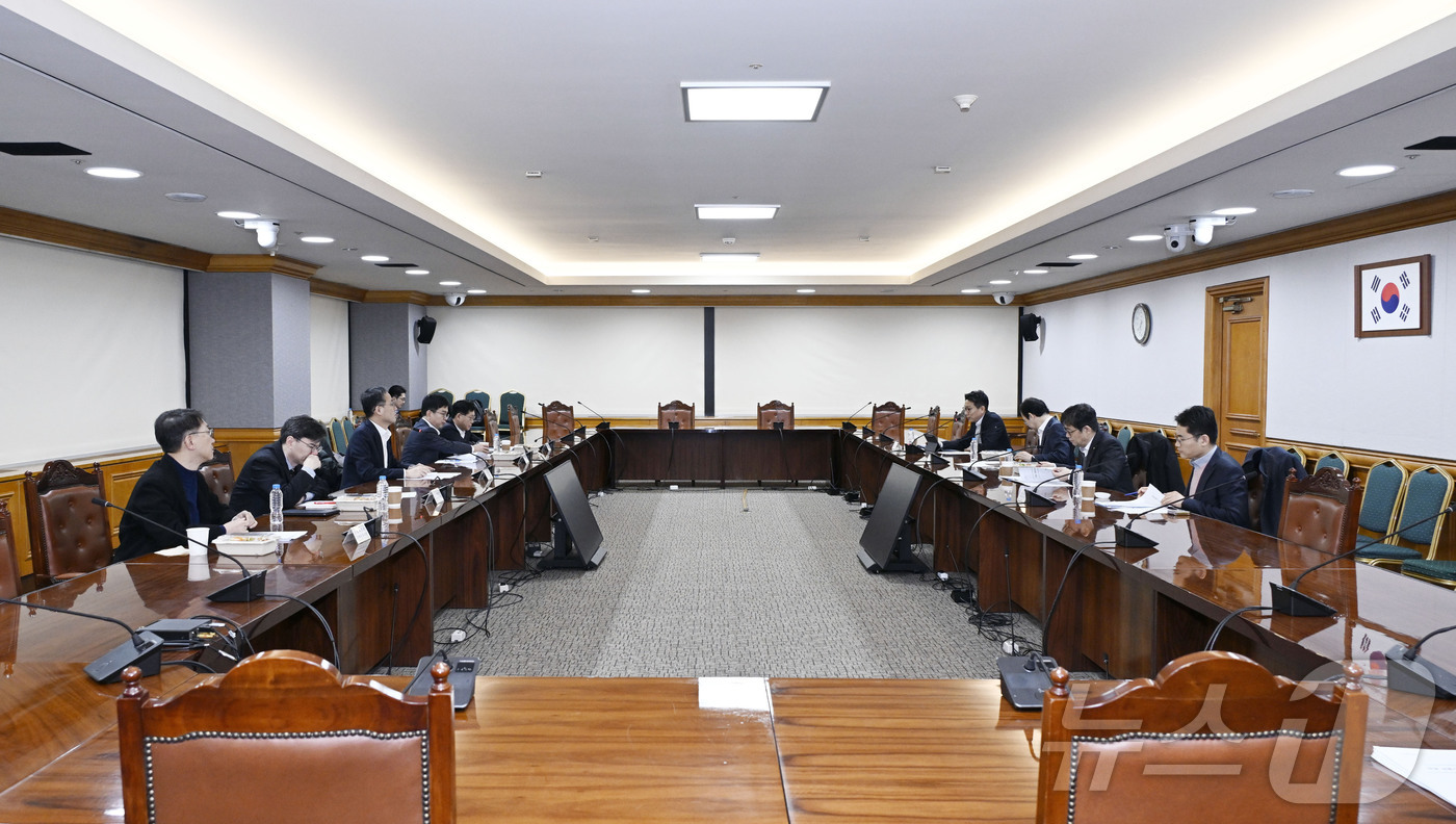 (서울=뉴스1) = 이형일 기획재정부 차관이 30일 오전 서울 중구 은행회관에서 열린 '시장상황점검회의'를 주재하고 있다. (기획재정부 제공 재판매 및 DB 금지) 2025.12. …