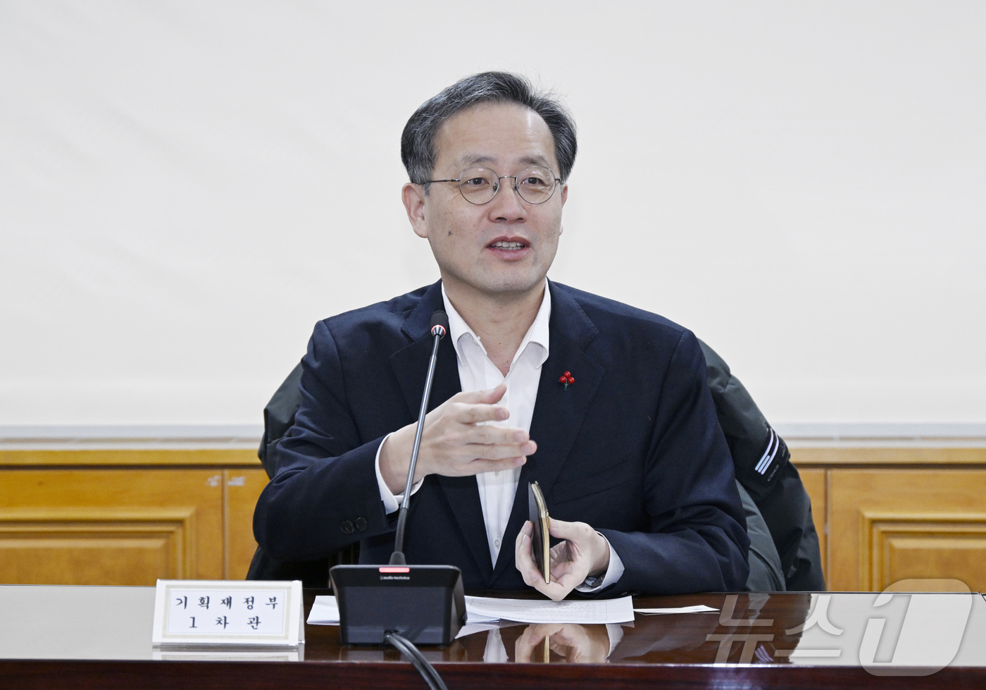 (서울=뉴스1) = 이형일 기획재정부 차관이 30일 오전 서울 중구 은행회관에서 열린 '시장상황점검회의'를 주재하고 있다. (기획재정부 제공 재판매 및 DB 금지) 2025.12. …