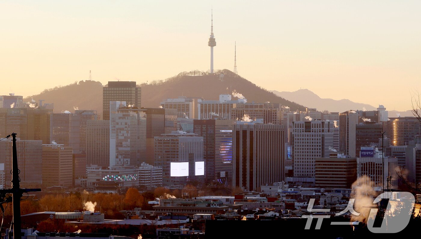 본문 이미지 - 북서쪽에서 찬 공기가 남하하면서 아침 기온이 전국적으로 영하권으로 떨어진 30일 서울 도심 빌딩들이 난방을 가동하며 발생한 수증기가 피어오르고 있다. 2025.12.30/뉴스1 ⓒ News1 이호윤 기자