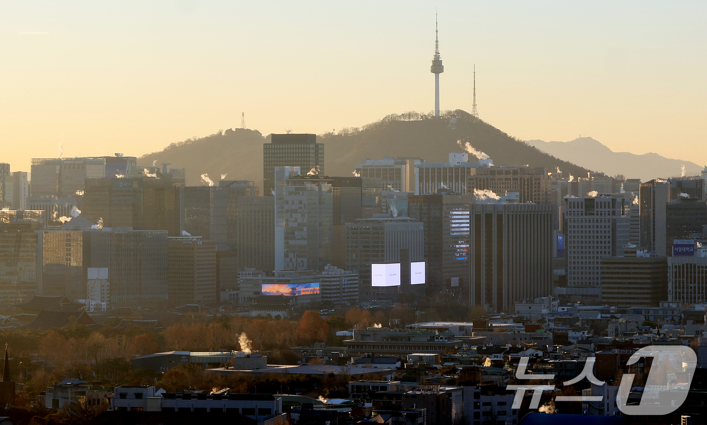 (서울=뉴스1) 이호윤 기자 = 북서쪽에서 찬 공기가 남하하면서 아침 기온이 전국적으로 영하권으로 떨어진 30일 서울 도심 빌딩들이 난방을 가동하며 발생한 수증기가 피어오르고 있다 …