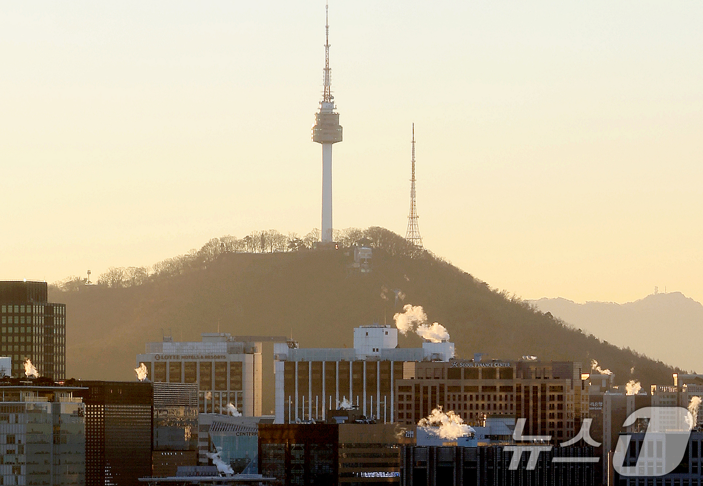 (서울=뉴스1) 이호윤 기자 = 북서쪽에서 찬 공기가 남하하면서 아침 기온이 전국적으로 영하권으로 떨어진 30일 서울 도심 빌딩들이 난방을 가동하며 발생한 수증기가 피어오르고 있다 …
