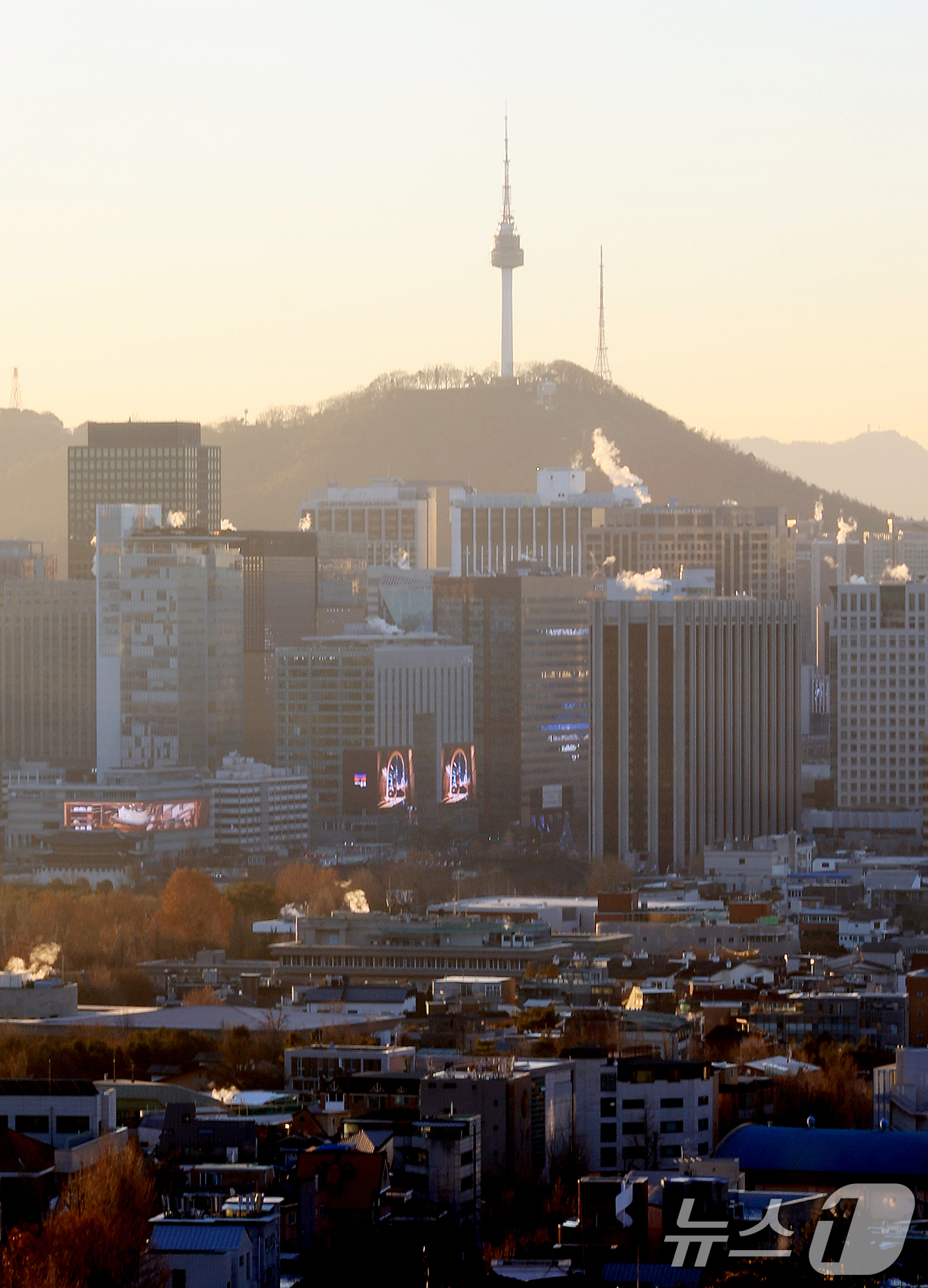 (서울=뉴스1) 이호윤 기자 = 북서쪽에서 찬 공기가 남하하면서 아침 기온이 전국적으로 영하권으로 떨어진 30일 서울 도심 빌딩들이 난방을 가동하며 발생한 수증기가 피어오르고 있다 …